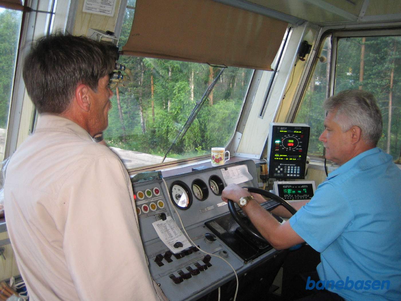 Vores vært snakker med lokomotivføreren. "Rattet" giver traktion og svarer til speederen i en bil