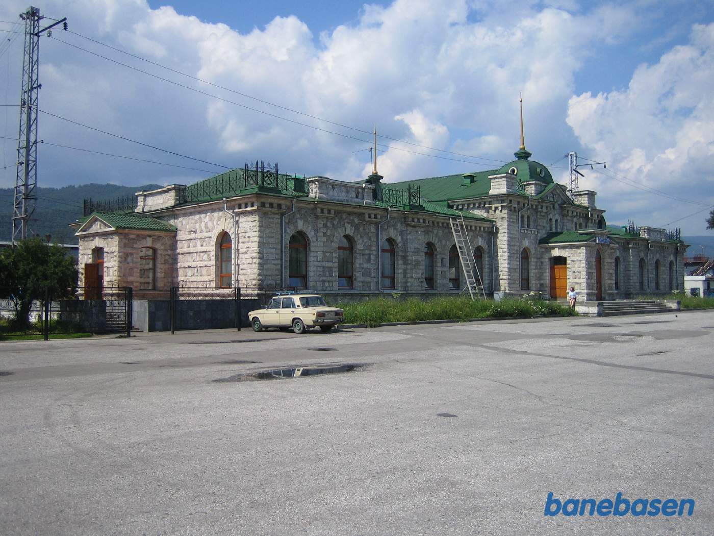 Den flotte stationsbygning i hvid marmor, set fra vejsiden