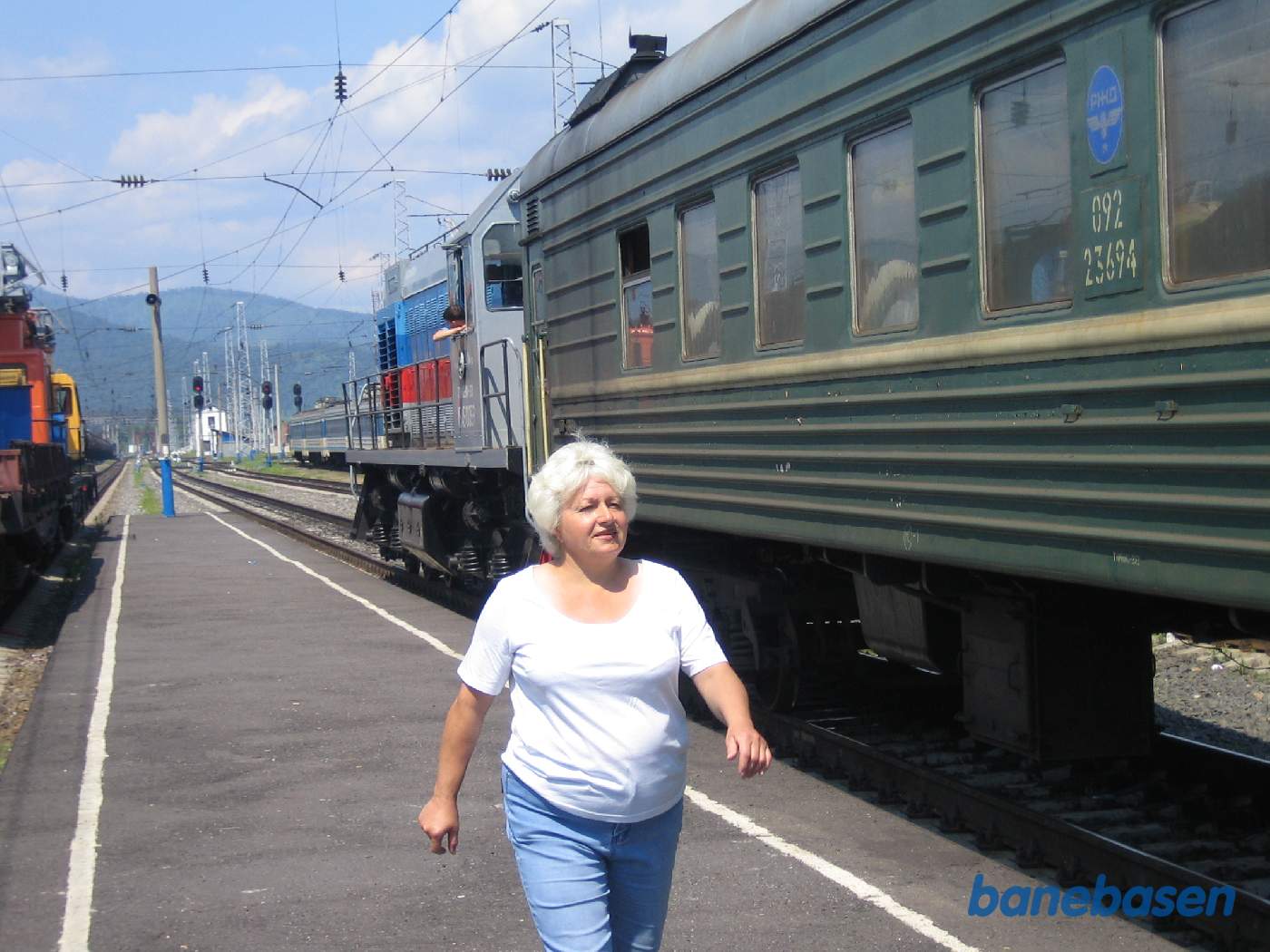 En kvinde går langs persontoget til Port Baikal