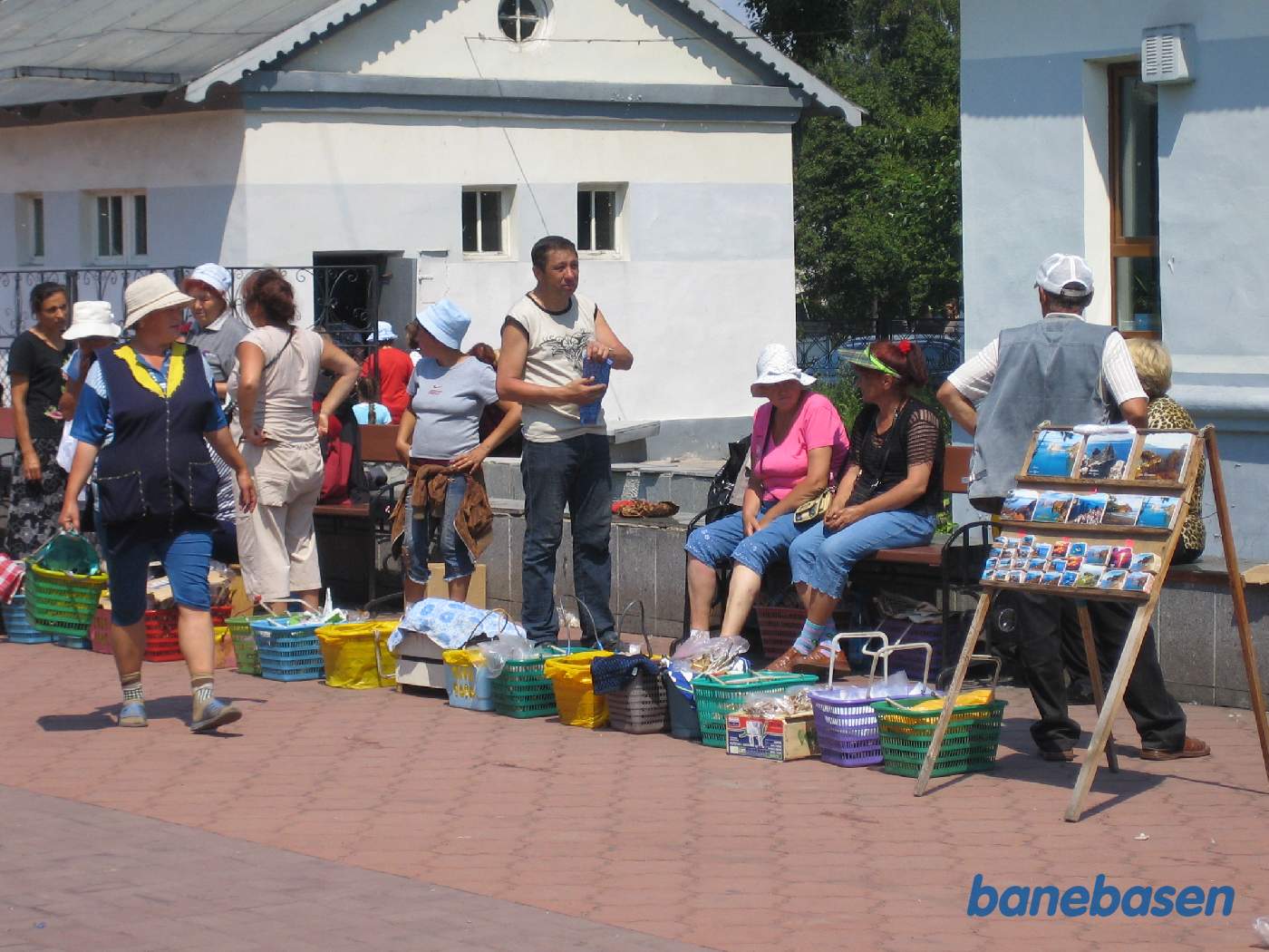 En række sælgere afventer næste togs ankomst