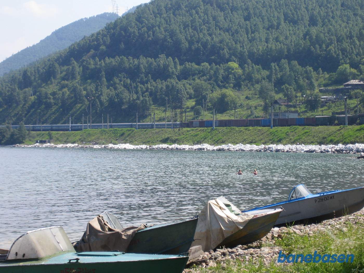 Et vue langs kysten hvor et persontog er på vej ind fra Ulan-Bator
