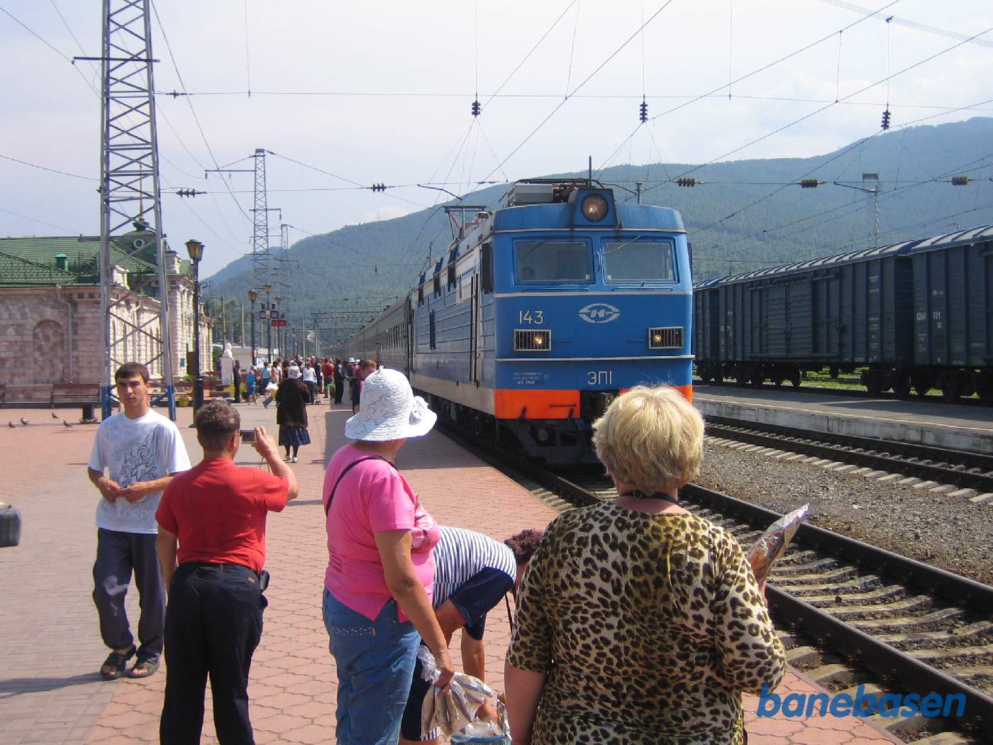 Persontog fra Ulan-Bator i retning mod Moskva på vej ind på stationen