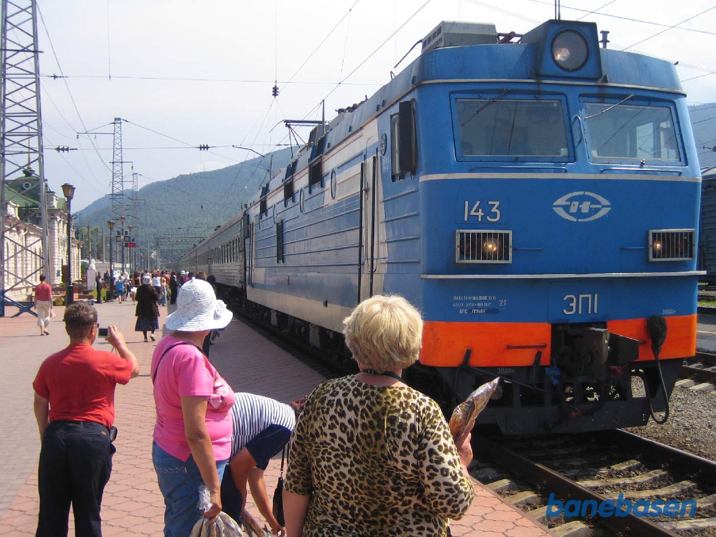 Persontog fra Ulan-Bator i retning mod Moskva på vej ind på stationen