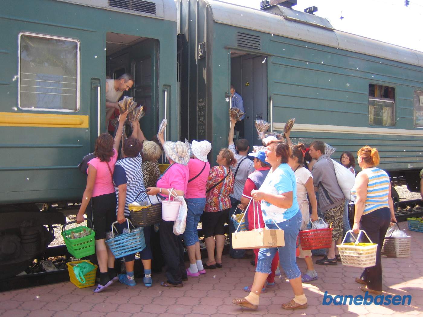 Mange togpassagerer køber mad og drikke hos perronsælgerne