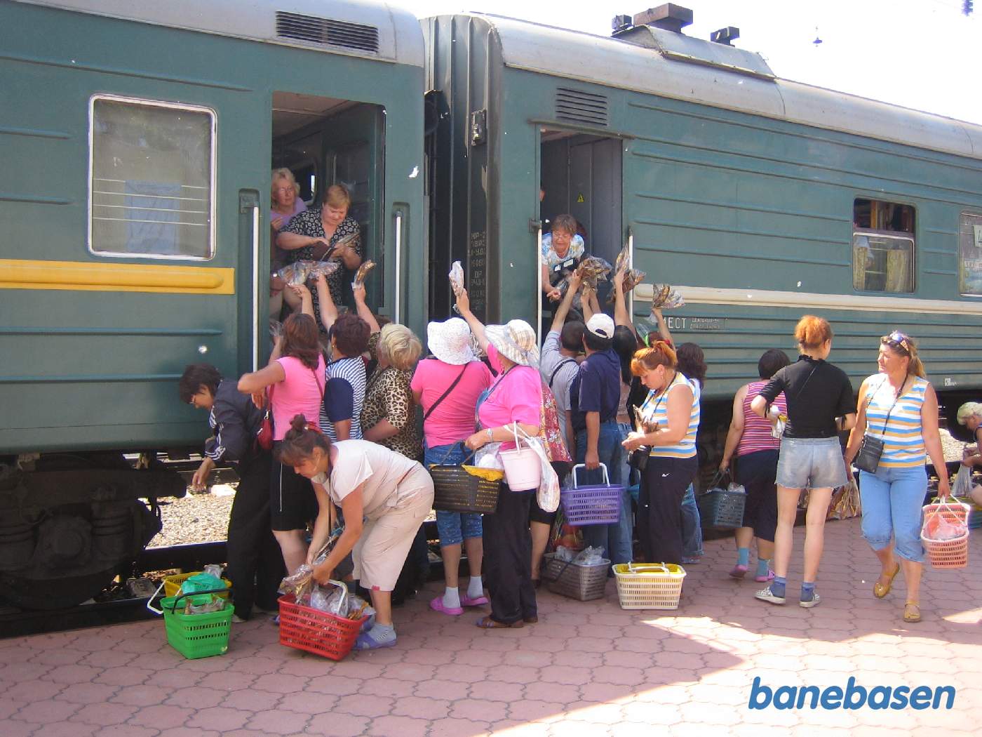 Mange togpassagerer køber mad og drikke hos perronsælgerne