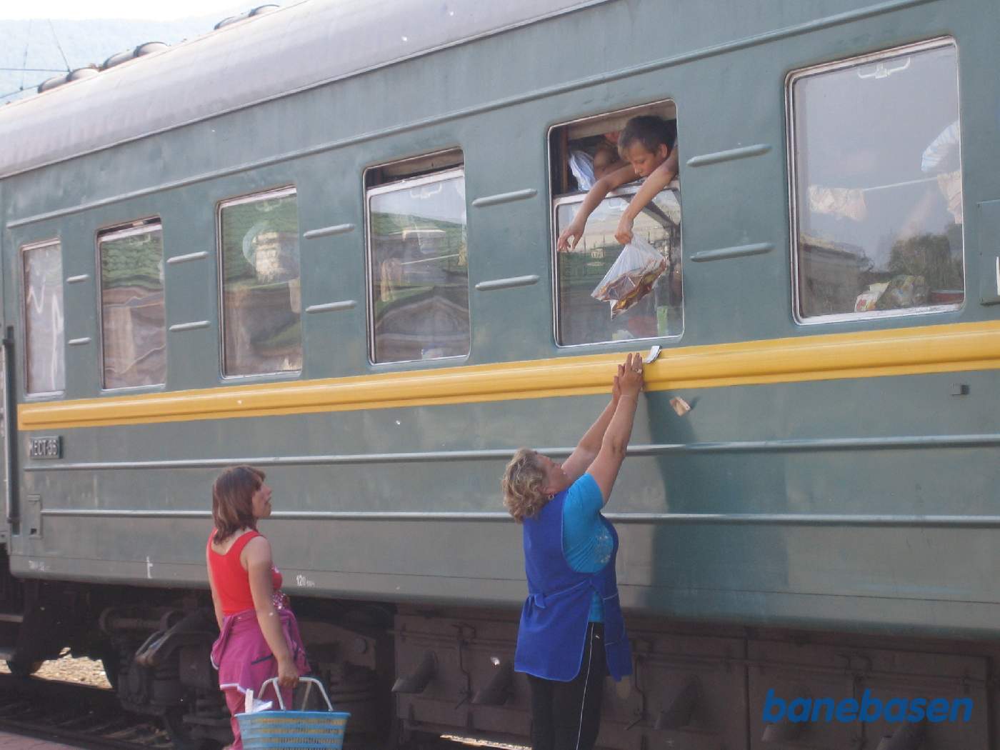 Mange togpassagerer køber mad og drikke hos perronsælgerne