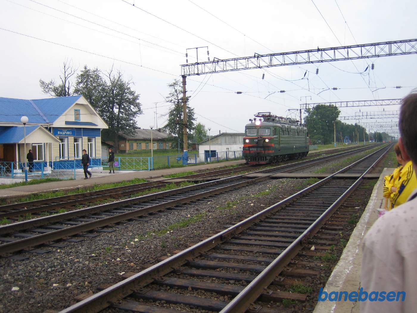 Et elektrisk lokomotiv kører forbi mens vi venter på persontoget til Sludyanka