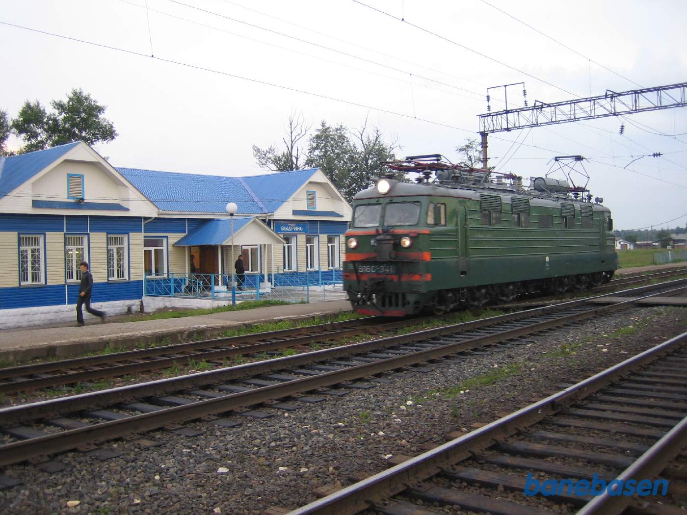 Et elektrisk lokomotiv kører forbi mens vi venter på persontoget til Sludyanka
