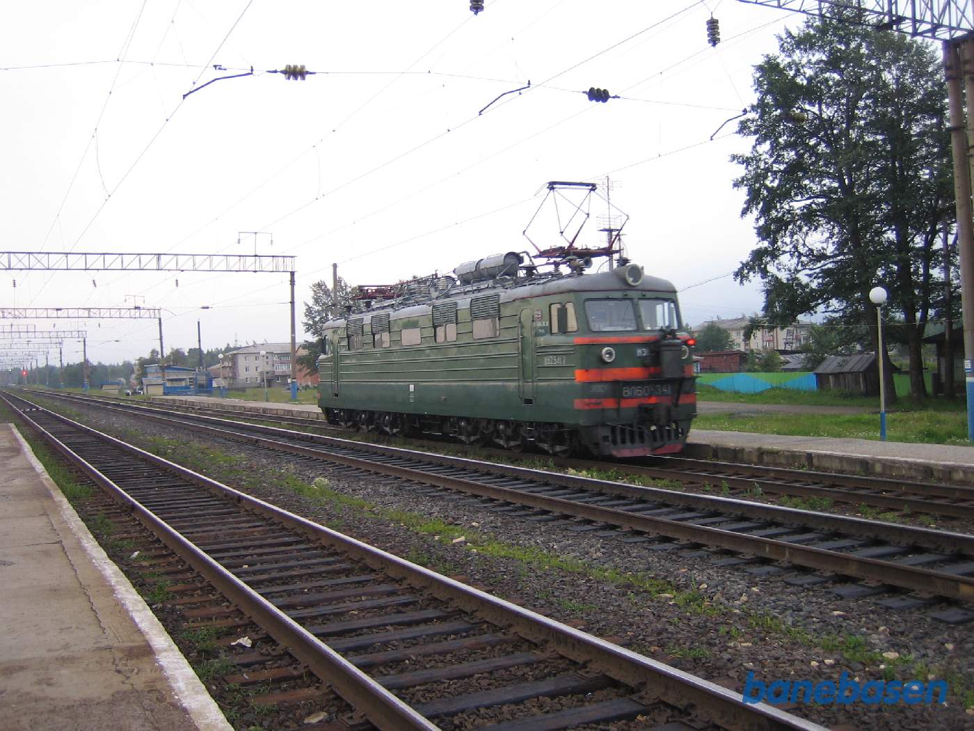 Et elektrisk lokomotiv kører forbi mens vi venter på persontoget til Sludyanka
