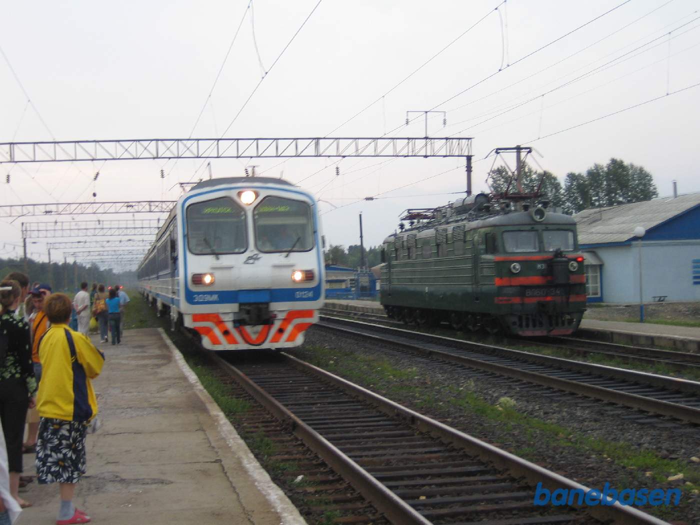 Persontoget til Sludyanka triller til perron