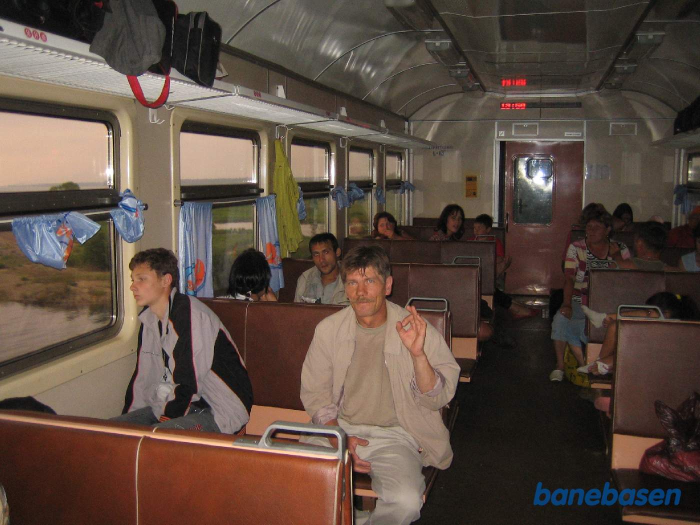 Et vue i personvognen, fyldt med rejsende