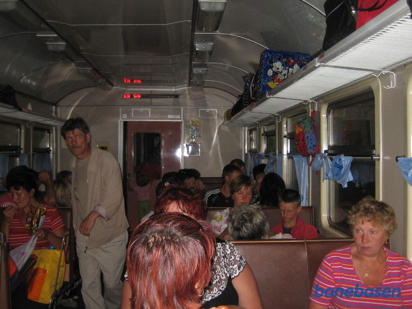 Et vue i personvognen, fyldt med rejsende