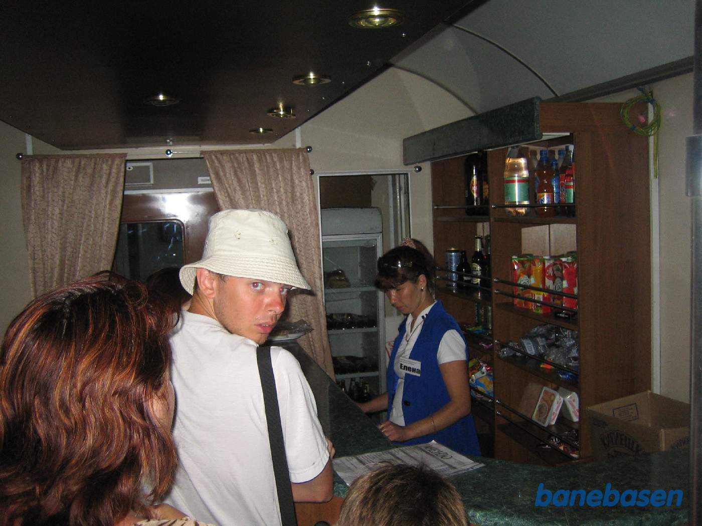 Salg af mad og drikke i den lille kiosk