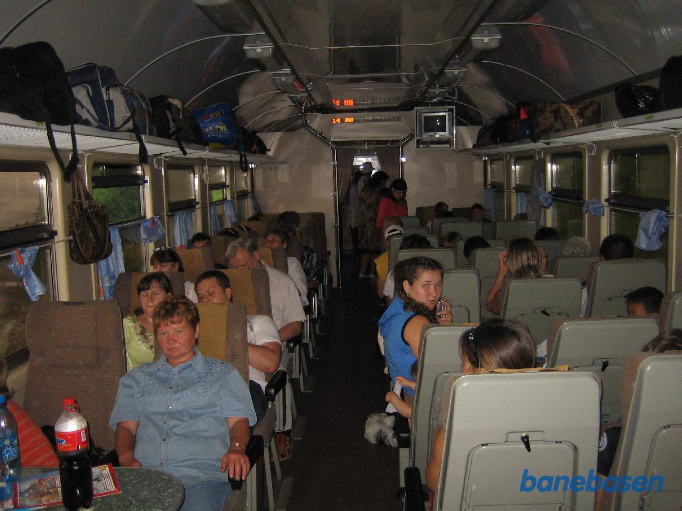 Et vue i personvognen, fyldt med rejsende