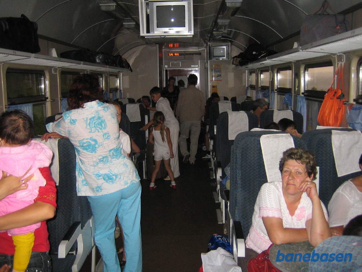 Et vue i personvognen, fyldt med rejsende