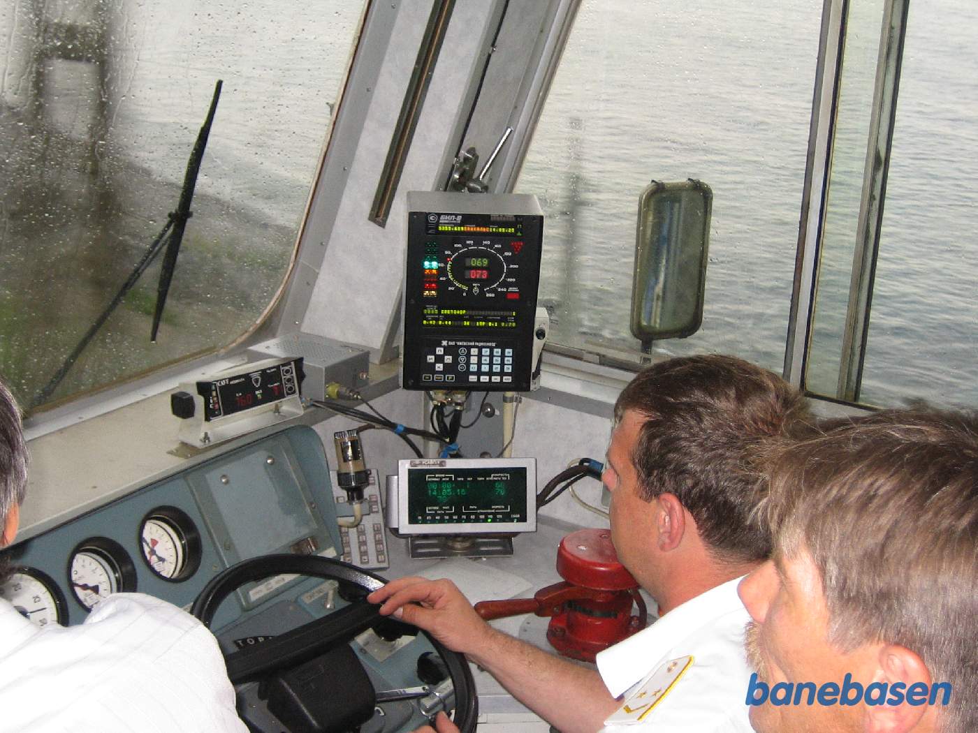 Billede af lokomotivføreren og kontrolsystemet, her 69 km/t, max. 70 og bremseintervention ved 73 km/t