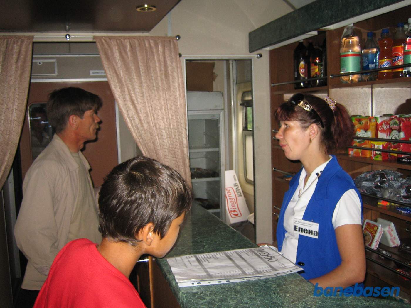 Salg af mad og drikke i den lille kiosk