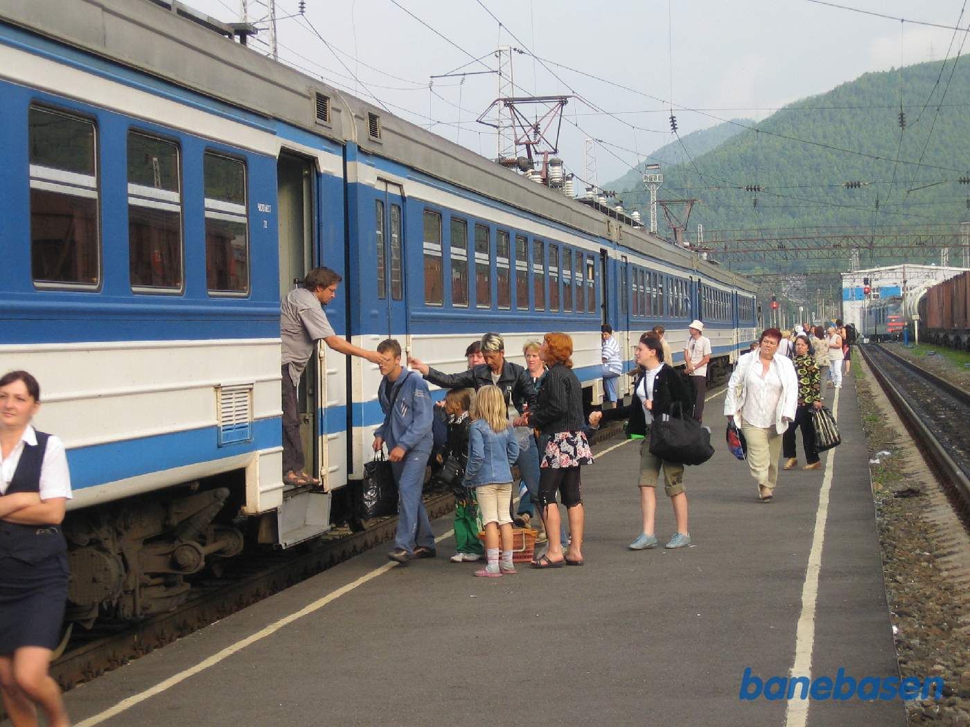 Toget er ankommet til Sludyanka og passagerer stiger ud mens andre skal videre til Irkutsk