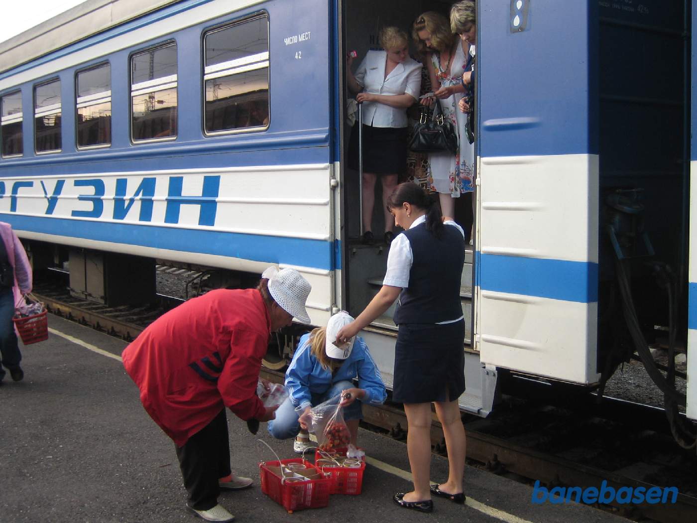 Mange togpassagerer køber mad og drikke hos perronsælgerne
