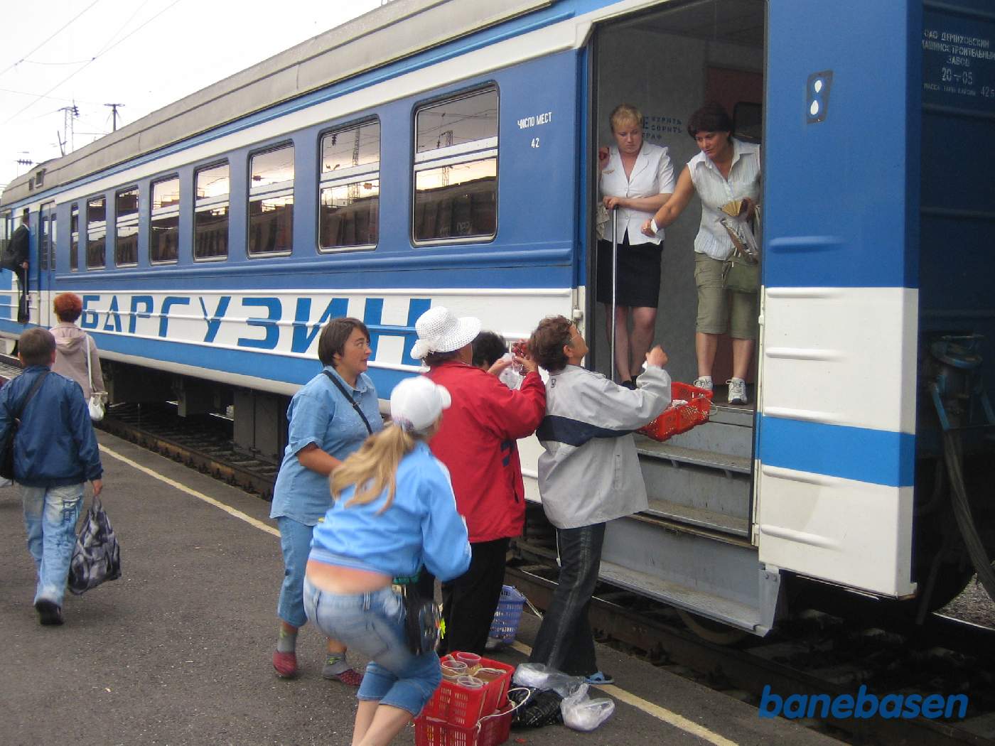 Mange togpassagerer køber mad og drikke hos perronsælgerne