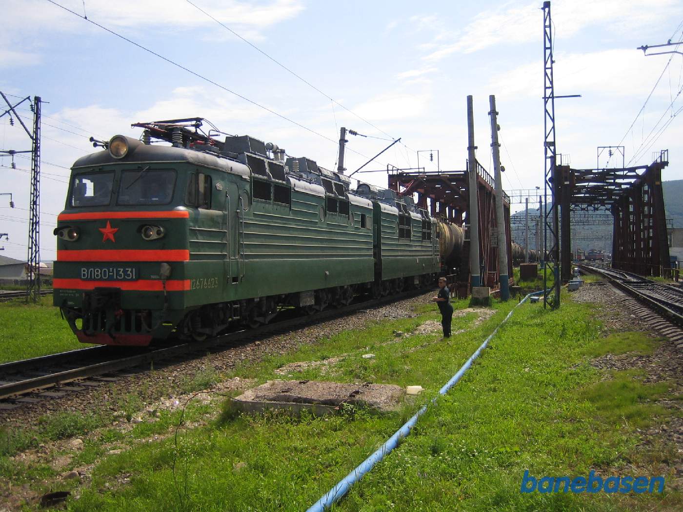 Et godstog med tankvogne på vej ud af stationen i retning mod Irkutsk