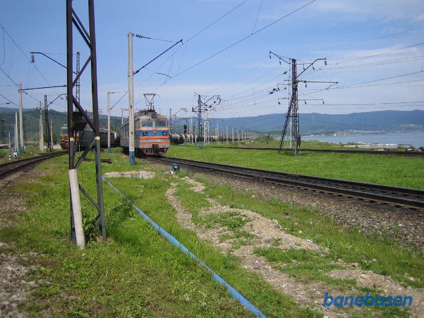Et godstog fra Irkutsk på vej ind på stationen