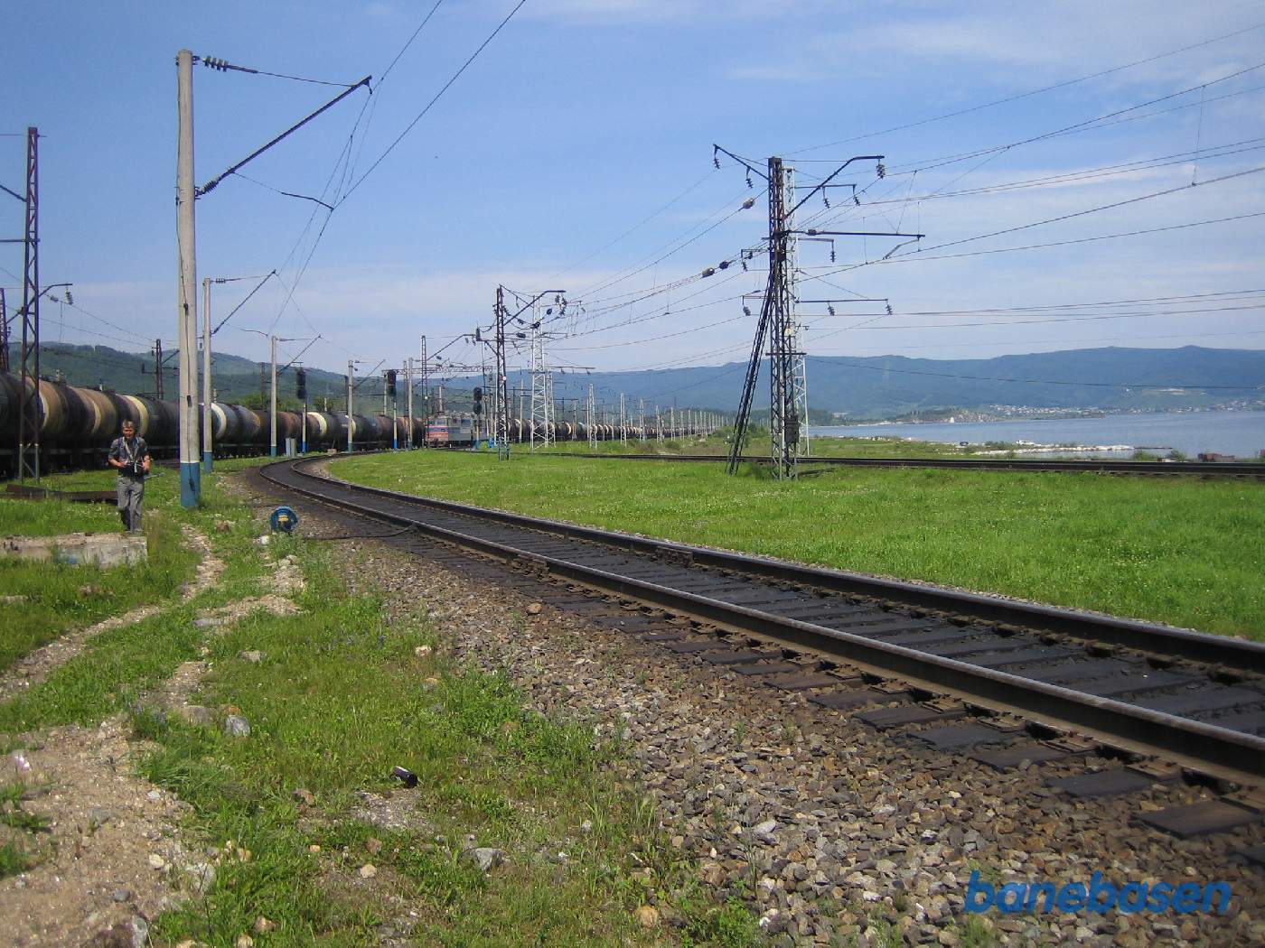 Et godstog fra Irkutsk på vej ind på stationen. Baikalsøen ses til højre