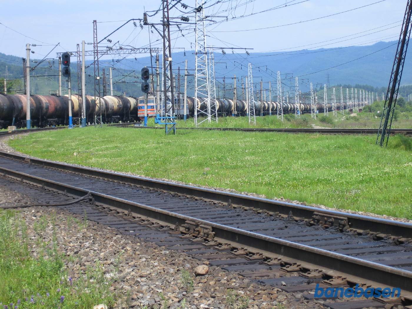 Et godstog fra Irkutsk på vej ind på stationen