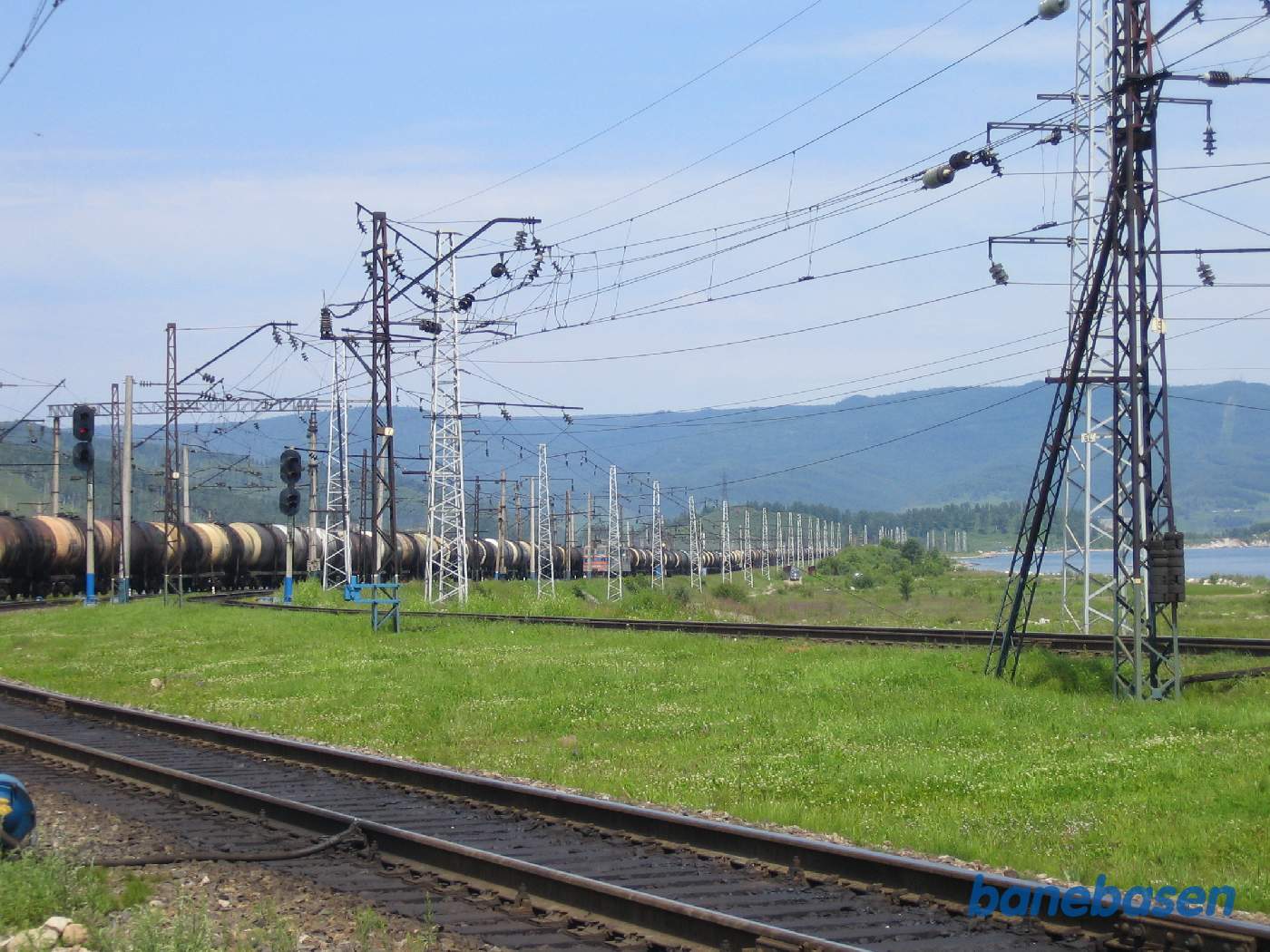 Et godstog fra Irkutsk på vej ind på stationen. Baikalsøen ses til højre