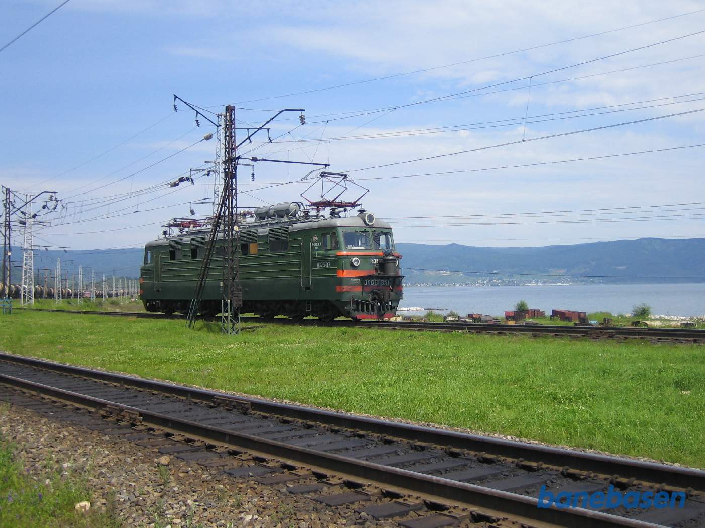 Elektrisk lokomotiv rangerer, Baikalsøen i baggrunden