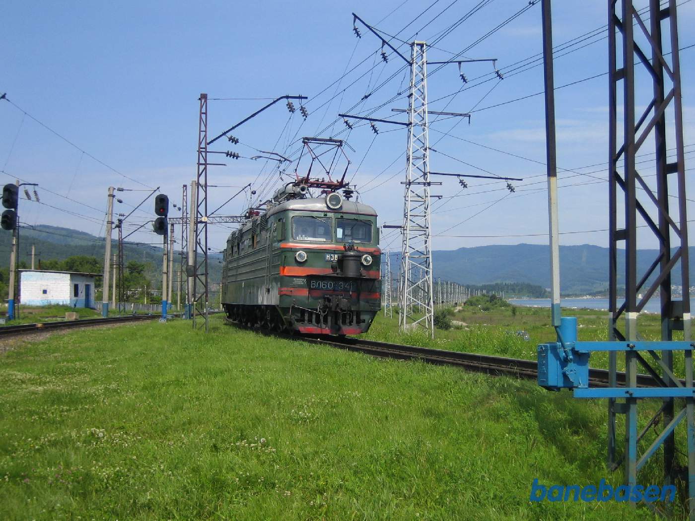 Elektrisk lokomotiv rangerer, Baikalsøen i baggrunden