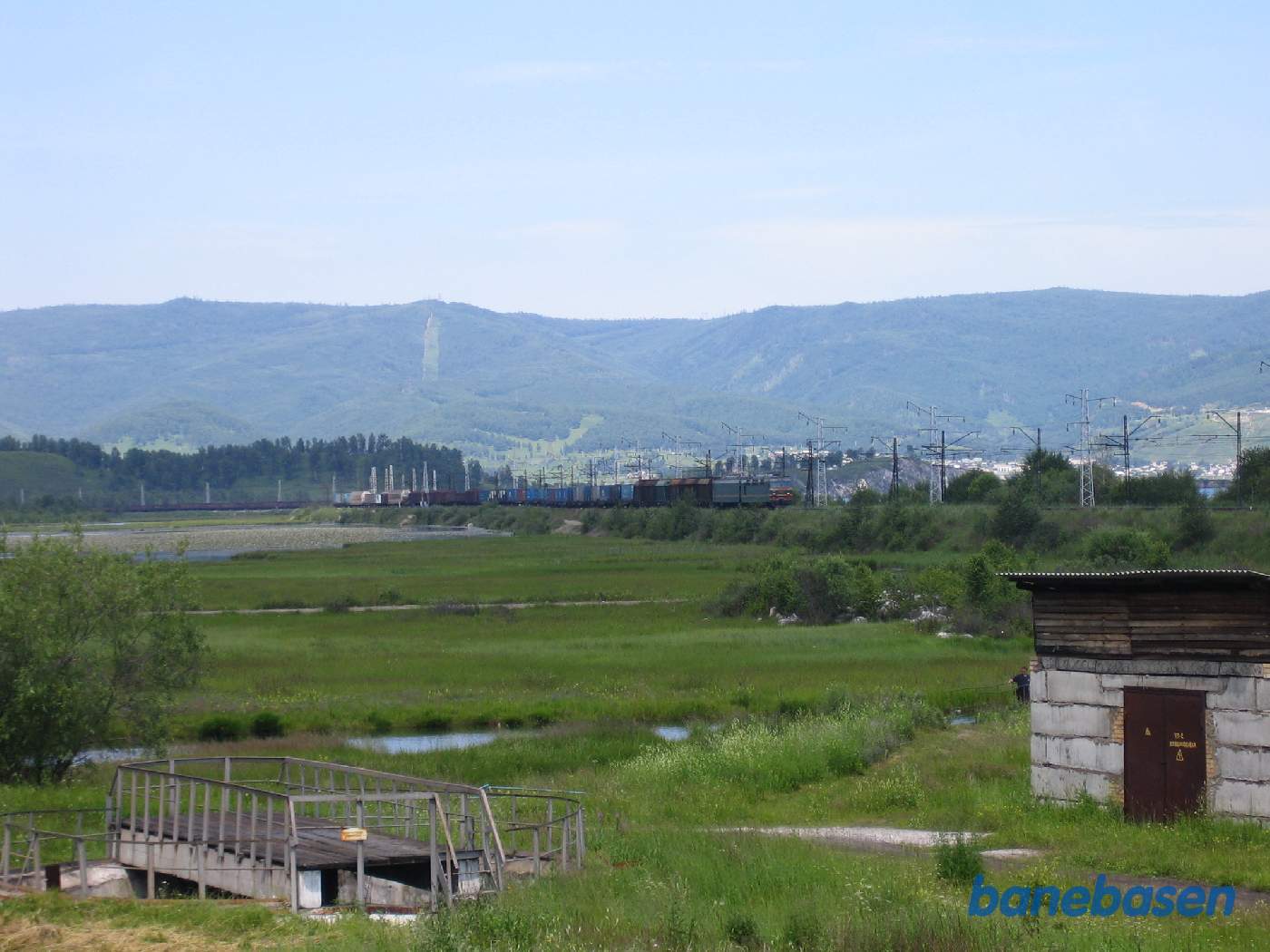 Et godstog fra Irkutsk på vej ind på stationen, Baikalsøen ligger ude i højre side af billedet