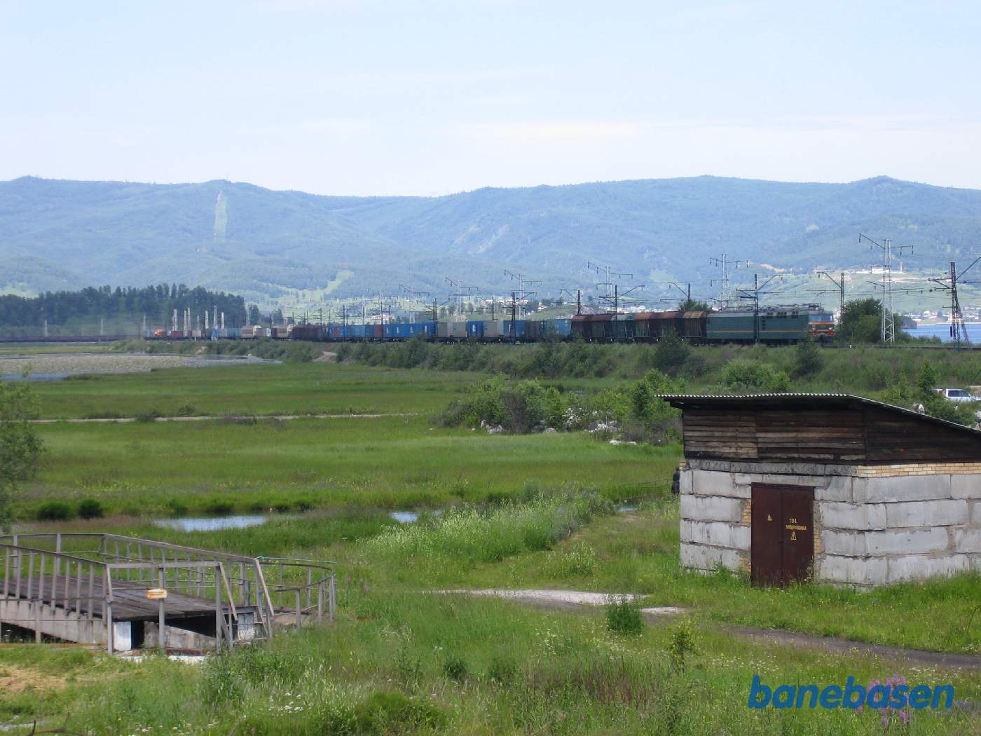 Et godstog fra Irkutsk på vej ind på stationen, Baikalsøen ligger ude i højre side af billedet