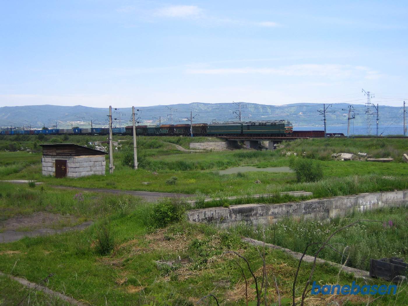 Et godstog fra Irkutsk på vej ind på stationen, Baikalsøen ligger ude i højre side af billedet