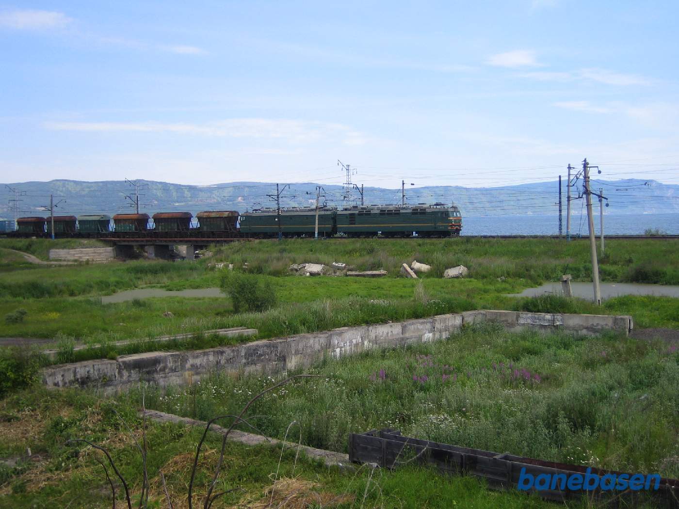 Et godstog fra Irkutsk på vej ind på stationen, Baikalsøen ligger ude i højre side af billedet