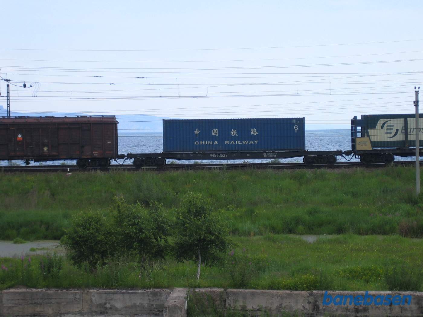 Et godstog fra Irkutsk på vej ind på stationen, Baikalsøen ligger bagved godstoget