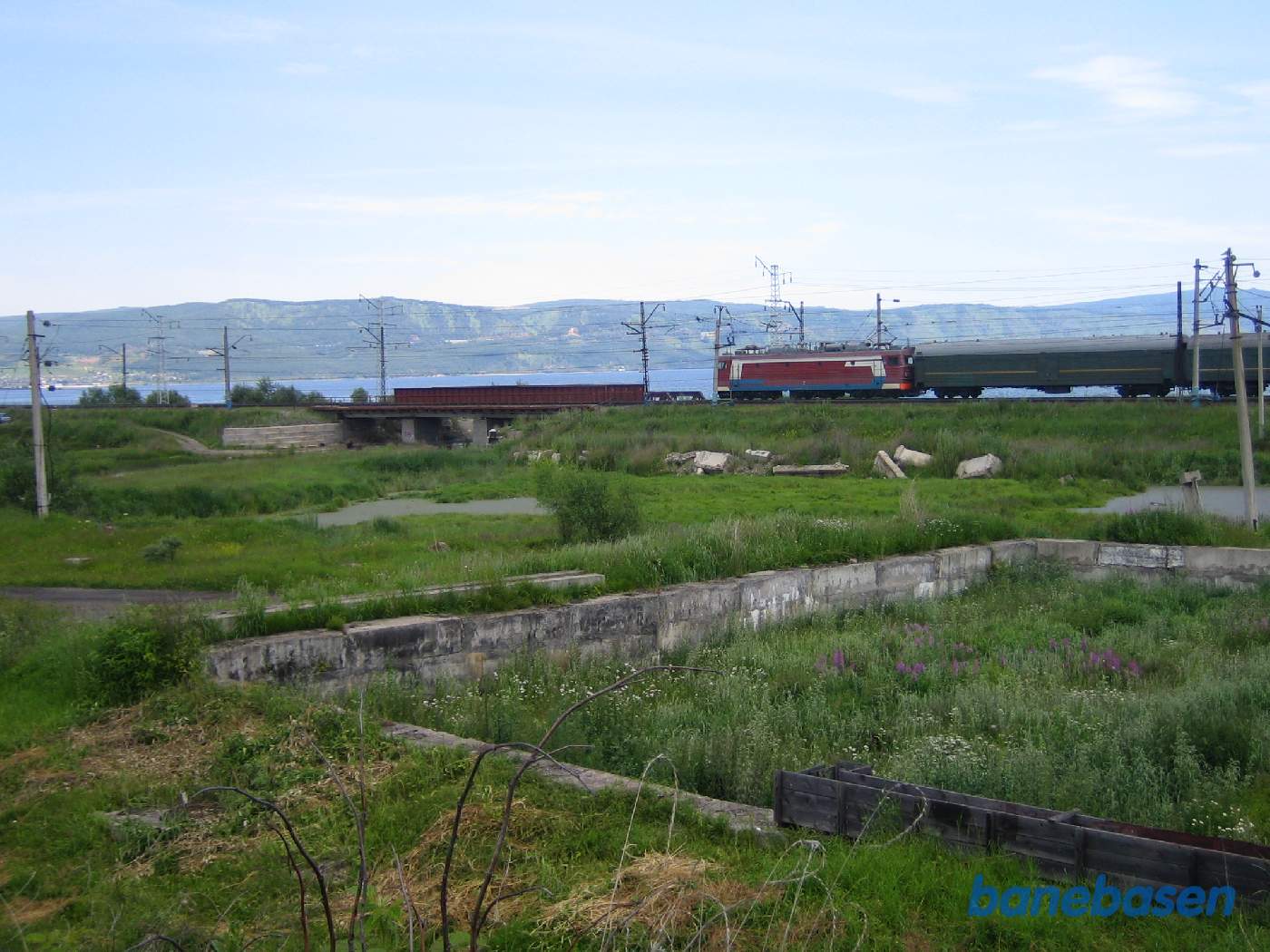 Et persontog på vej mod Moskva har netop forladt stationen, Baikalsøen i baggrunden