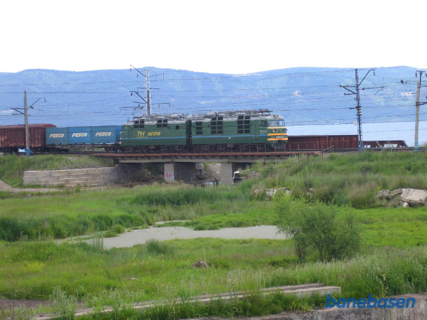 Et godstog fra Irkutsk på vej ind på stationen, Baikalsøen ligger ude i højre side af billedet