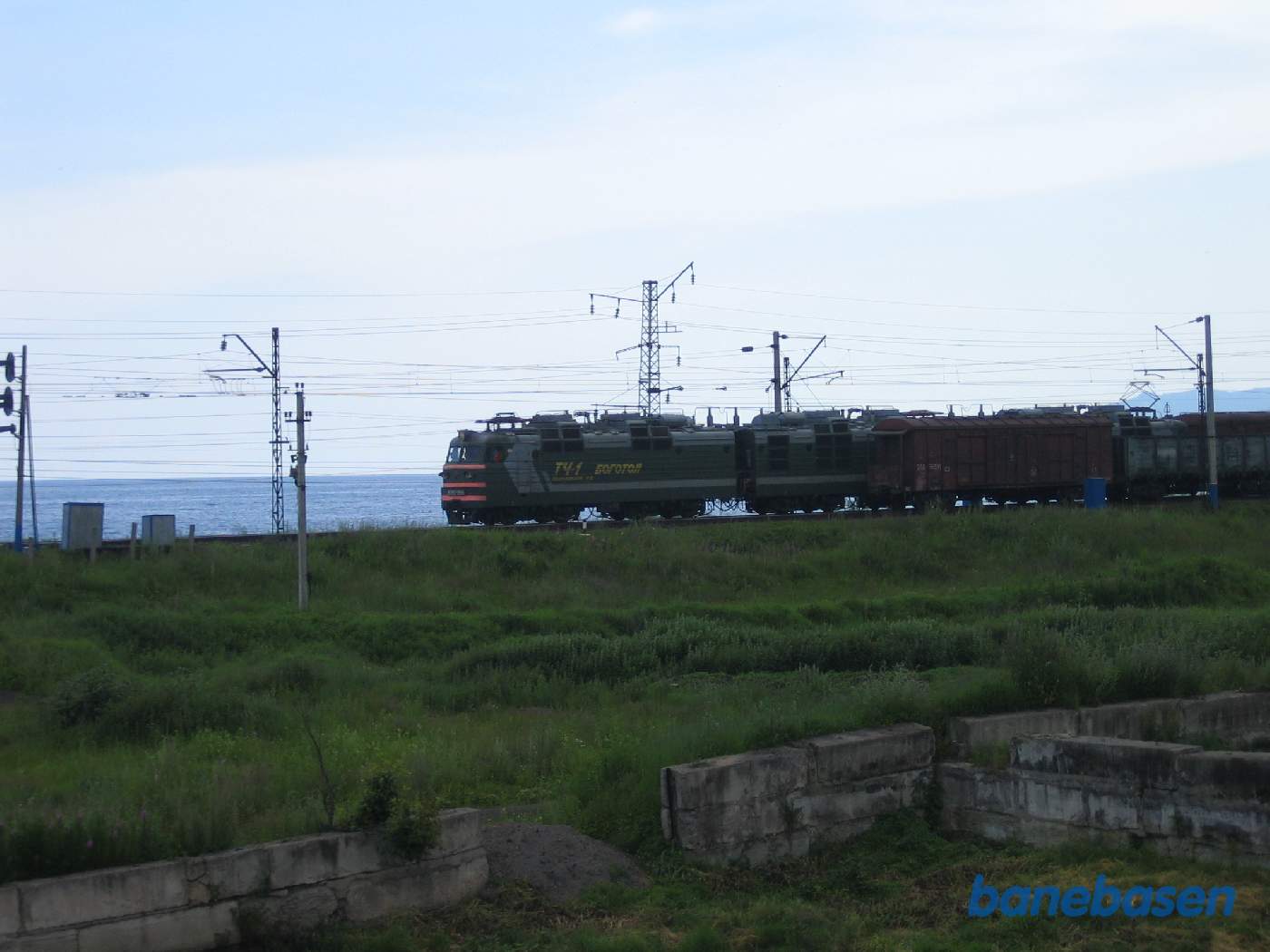 Et godstog mod Irkutsk på vej ud af stationen, Baikalsøen ses bag toget