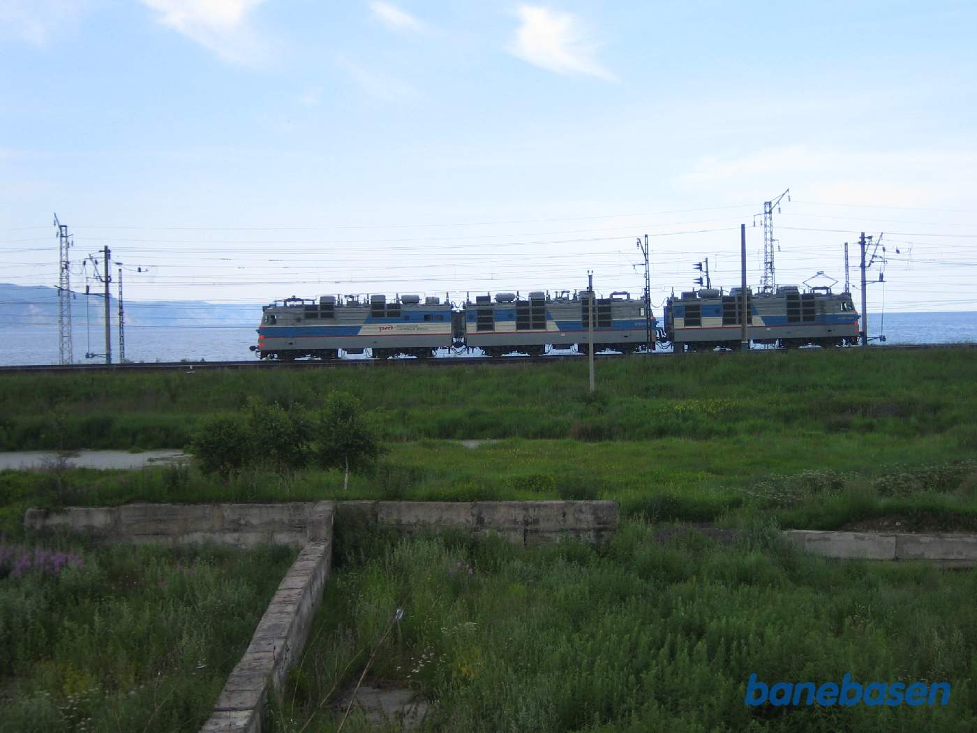 Et 3-koblet lokomotiv, Baikalsøen i baggrunden