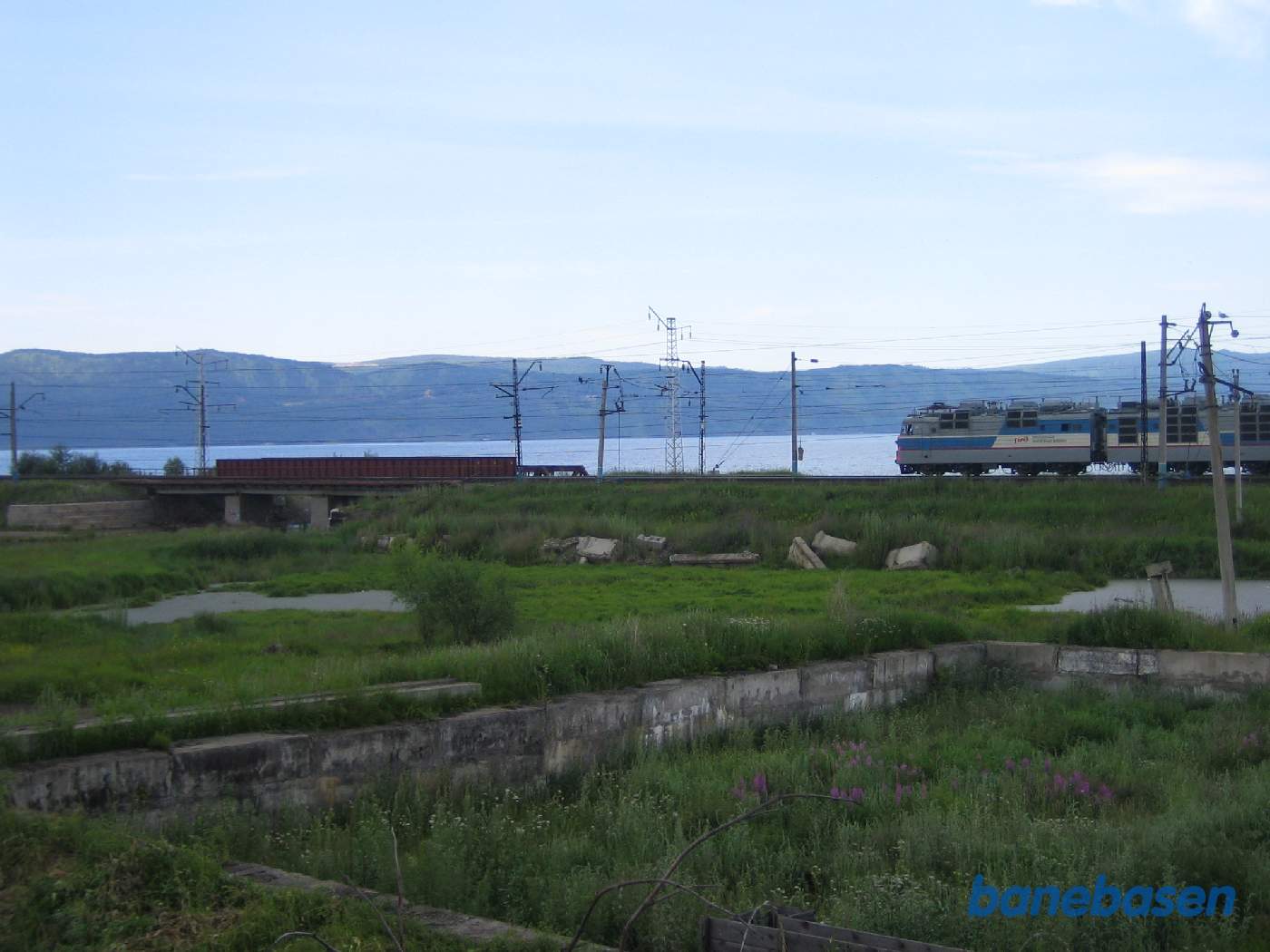 Et 3-koblet lokomotiv, Baikalsøen i baggrunden