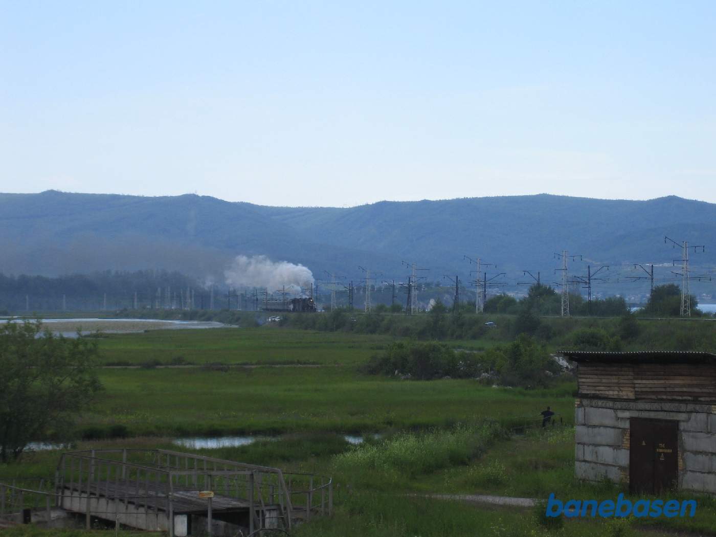 Et turisttog med 2 damplokomotiver fra Port Baikal på vej ind mod Sludyanka station, Baikal søen til højre