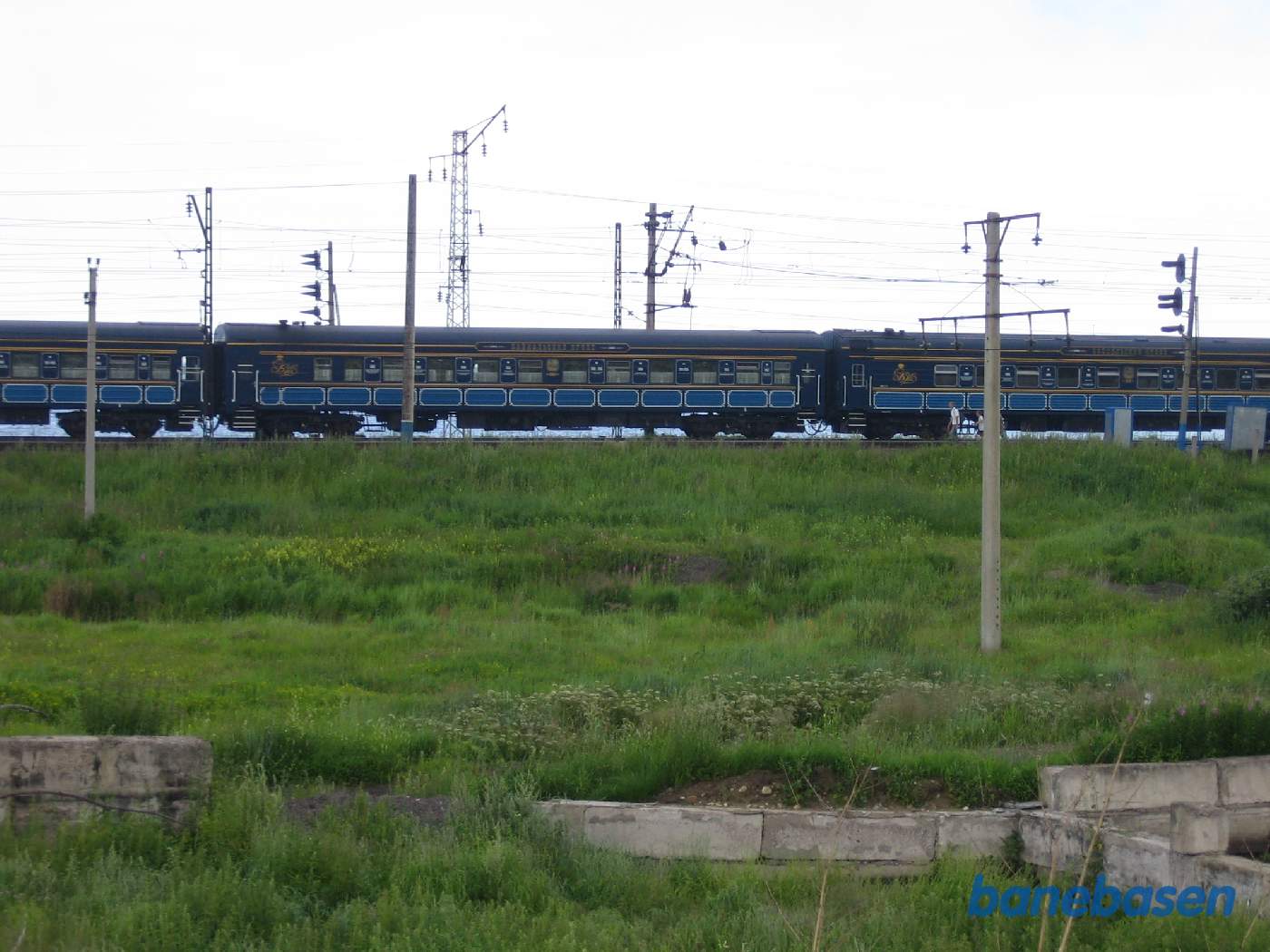 Et turisttog med 2 damplokomotiver fra Port Baikal på vej ind mod Sludyanka station, Baikal søen bag toget