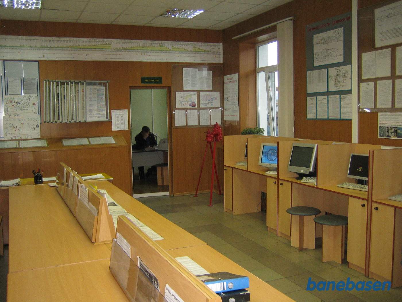 Et vue ind i lokomotivpersonalets kontor, hvor de kan læse nyheder og udskrive lister til næste køretur