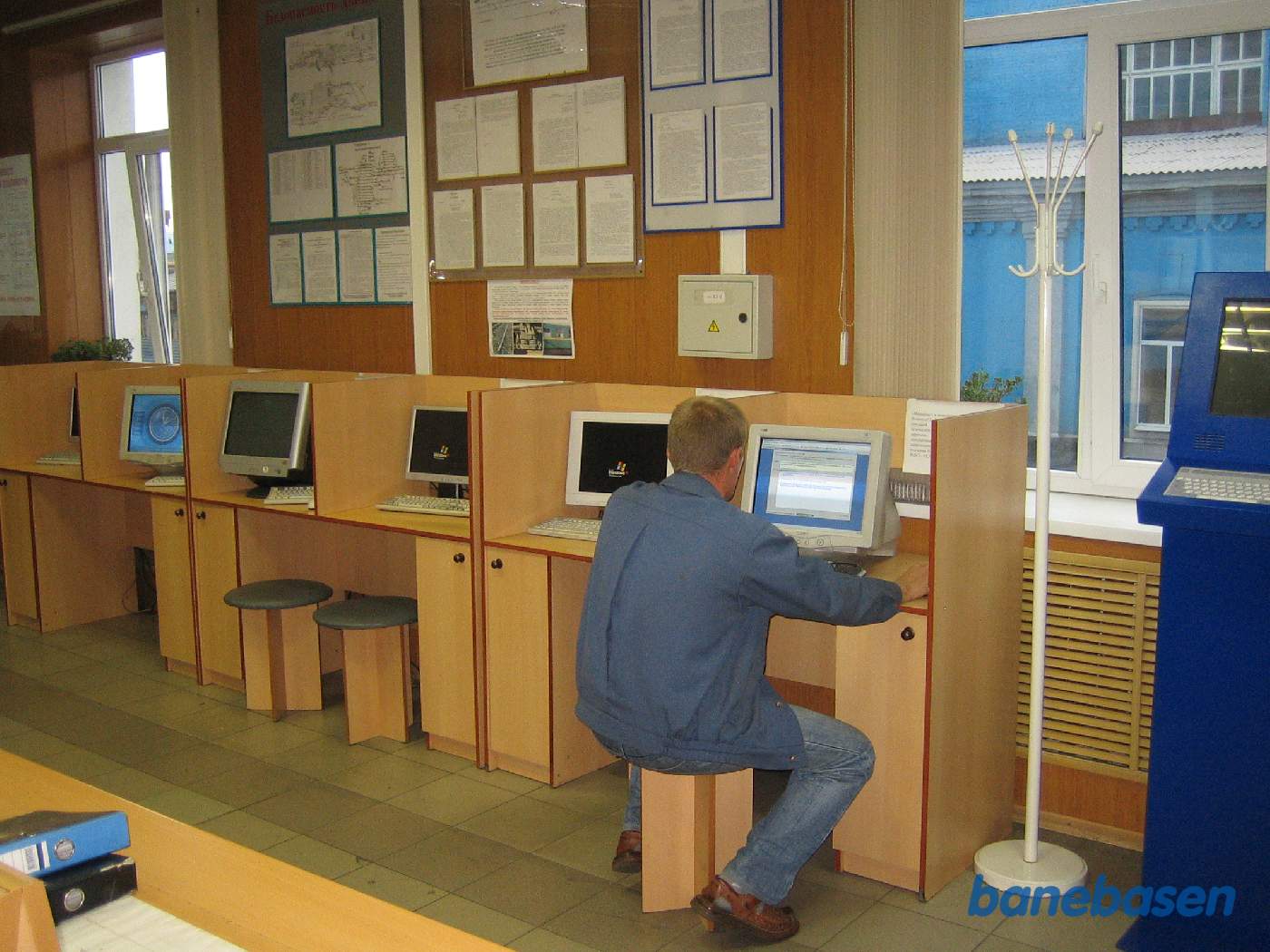 Et vue ind i lokomotivpersonalets kontor, hvor de kan læse nyheder og udskrive lister til næste køretur