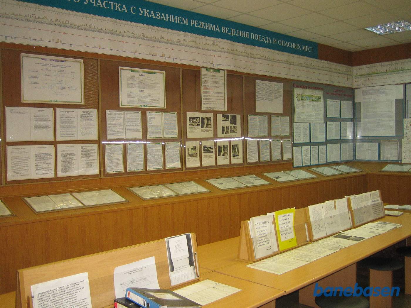 Et vue ind i lokomotivpersonalets kontor, hvor de kan læse nyheder og udskrive lister til næste køretur