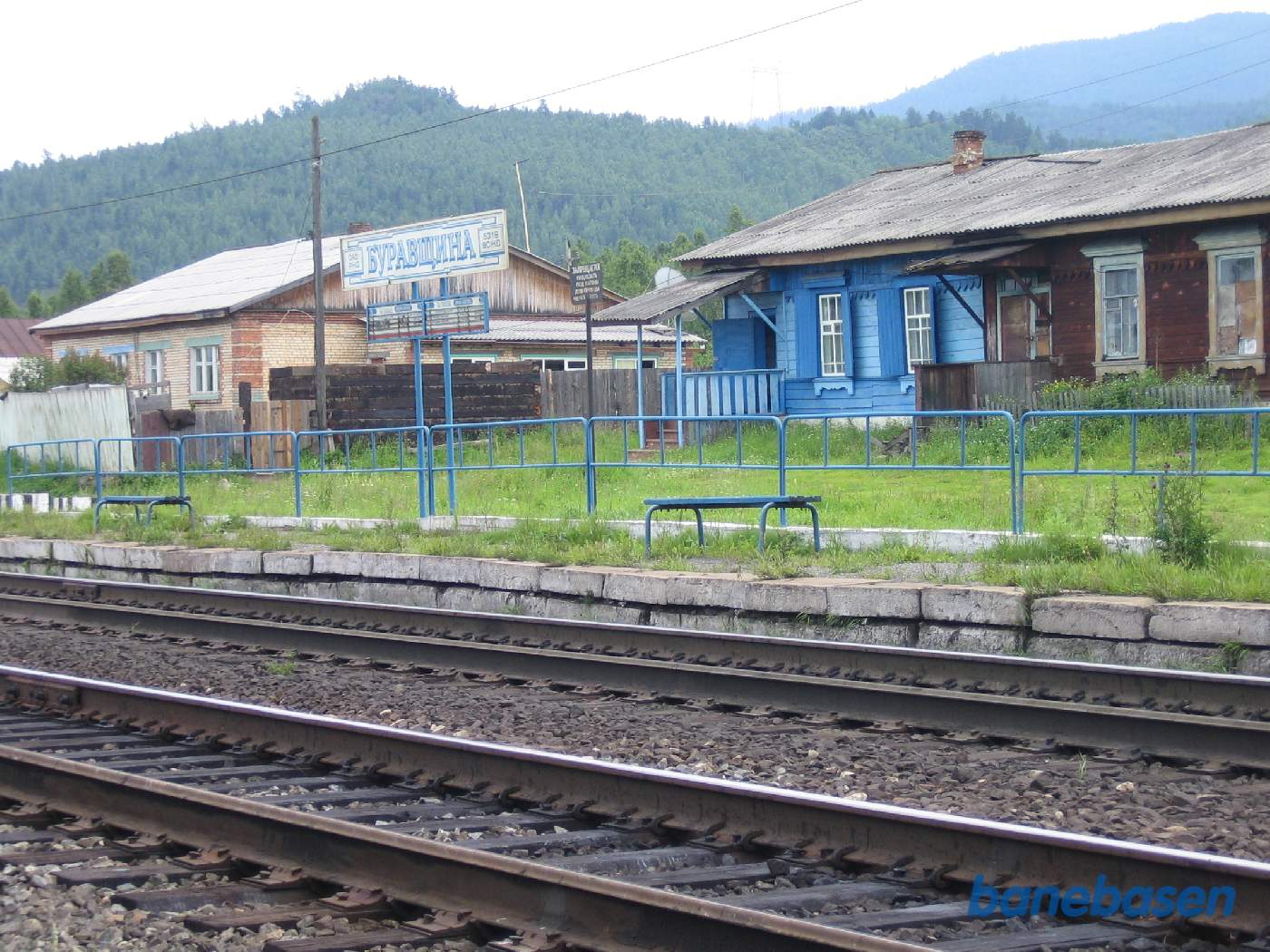 Et simpelt trinbræt med bænke