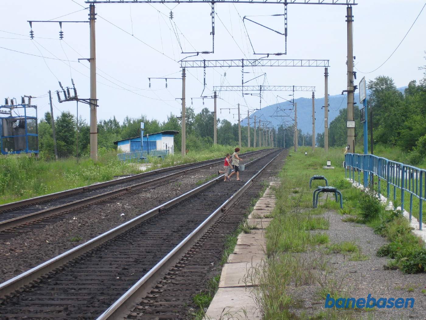 2 lokale krydser banen, perronen til højre