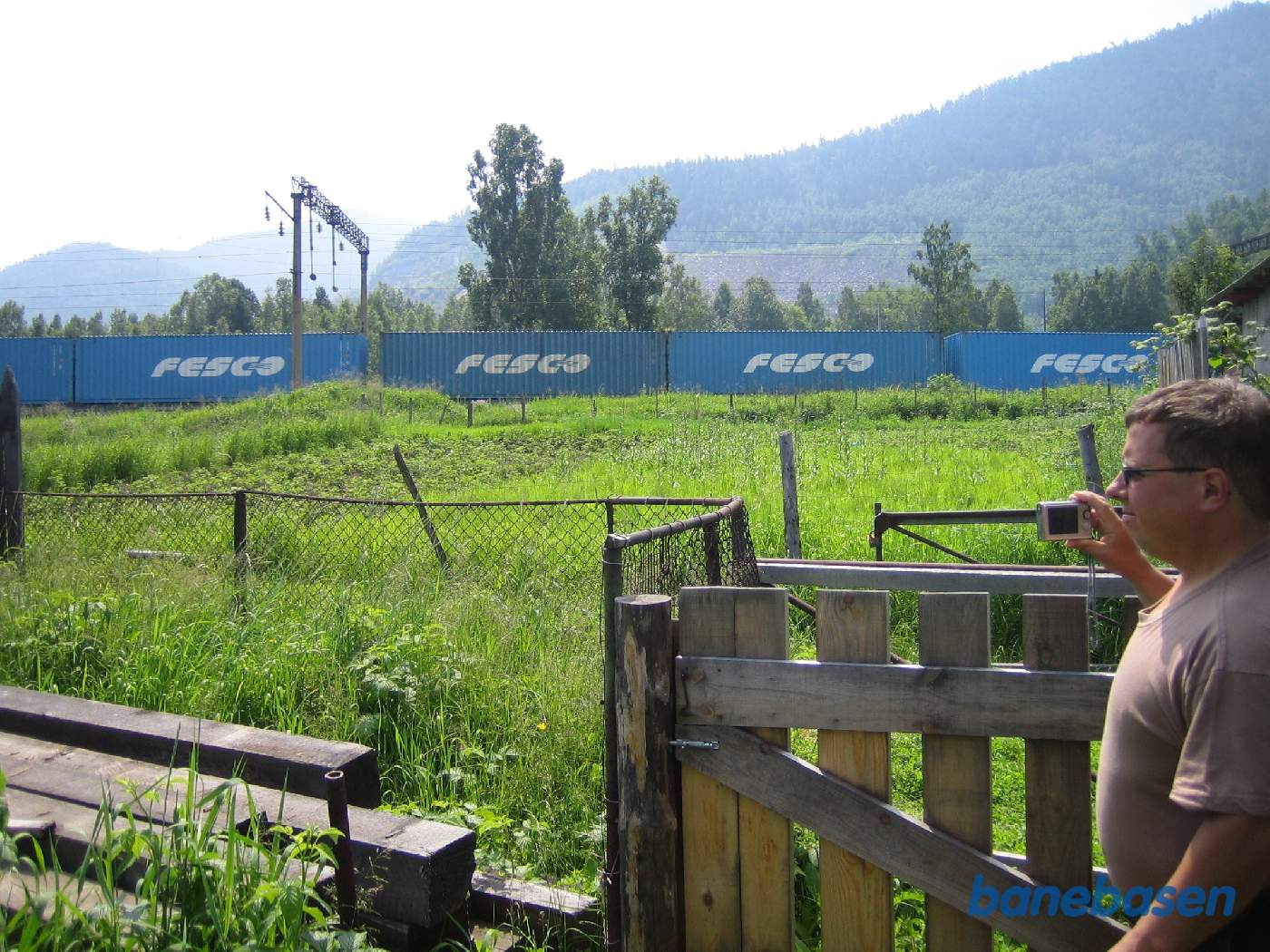 Et godstog passerer sommerhusområdet
