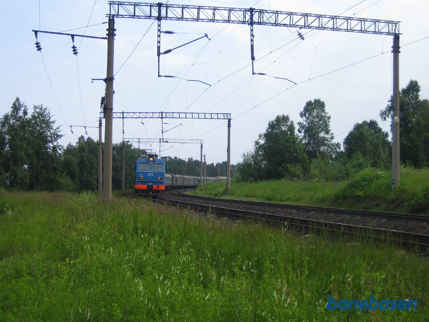 Et persontog på vej til Ulan-Bator passerer sommerhusområdet
